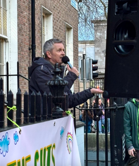 Richard Boyd Barrett speaks to the crowd of SNA supporters outside the Dáil